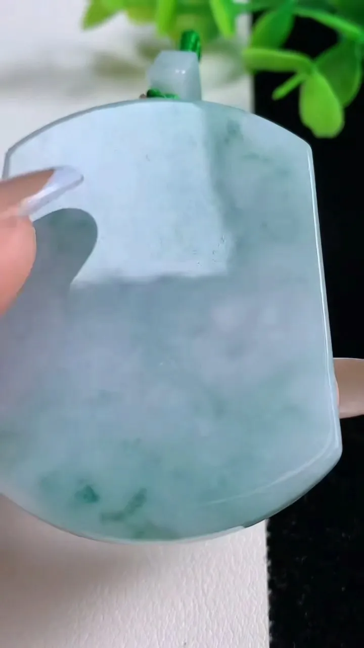 天然A货翡翠飘花无事牌吊坠，尺寸55.4-41.6-6.1，重量:38.64g
11月3日