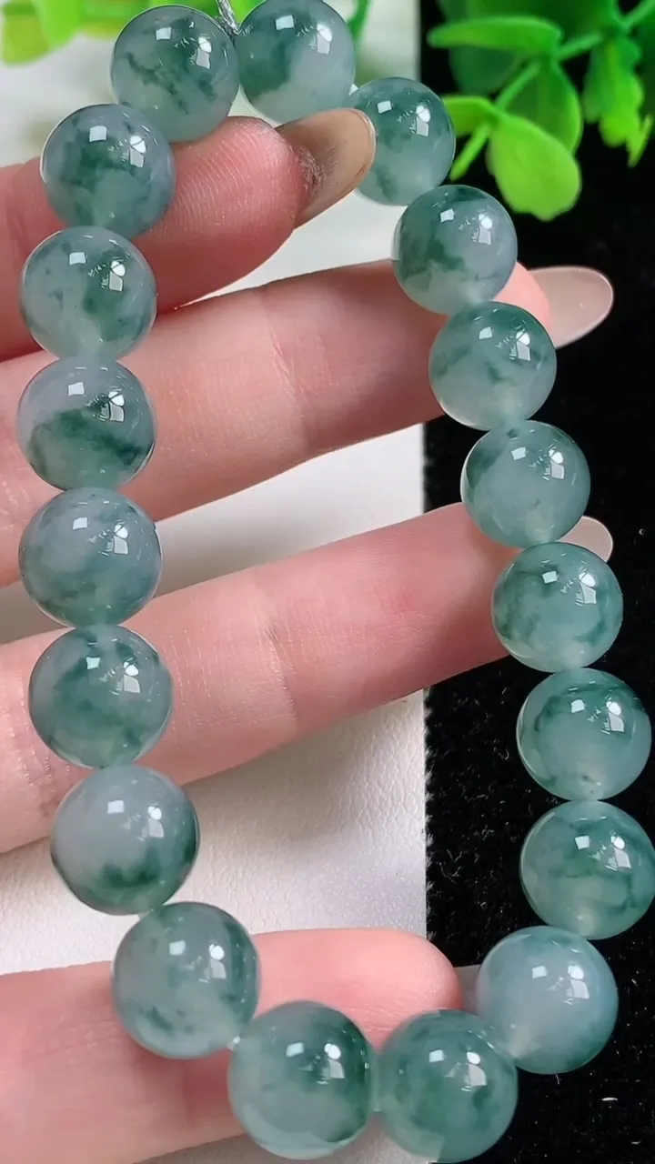 天然A货翡翠种飘花圆珠手串，尺寸9.8-19颗，重量:32.90g11月3日
工厂直销收藏佳品,种好