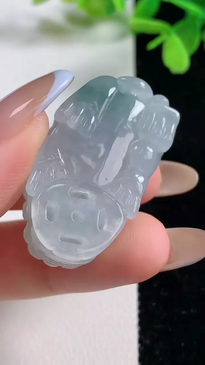 天然A货翡翠冰种飘花貔貅吊坠，尺寸37.5-20.8-11.3，重量:21.15g
11月3日