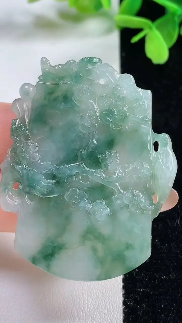 天然A货翡翠冰种飘花鸟语花香吊坠，尺寸49.7-40-4.6，重量:22.18g
11月3日
