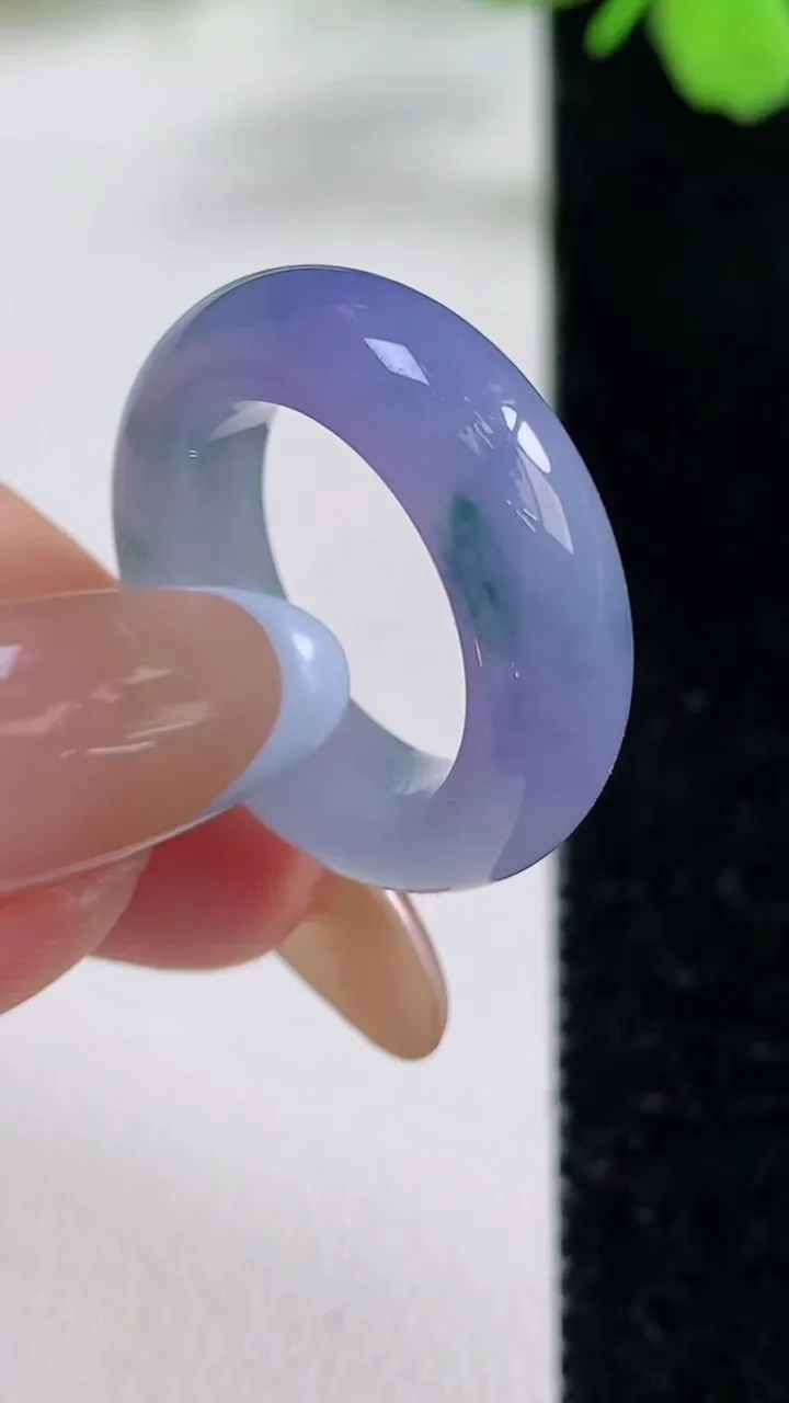 天然A货翡翠紫罗兰指环戒指，尺寸15.4-6.3-4.2，重量:5.13g2025年11月3日
工厂