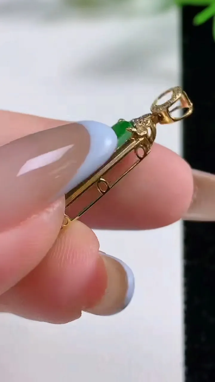 天然A货翡翠无事牌吊坠，尺寸33.4-10.5-4.6，裸石24.4-9.7重量:1.85g
11月3日