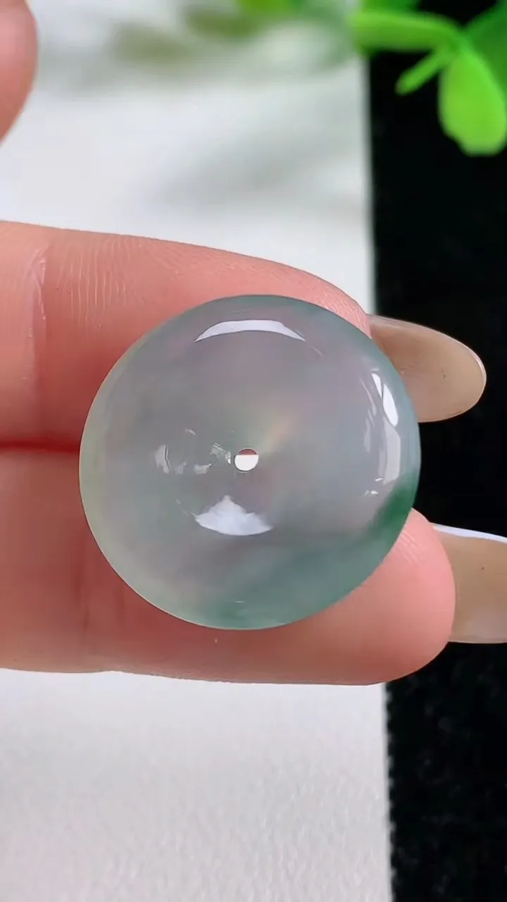 天然A货翡翠冰种飘花平安扣吊坠，尺寸22-5.2，重量:5.58g
11月3日