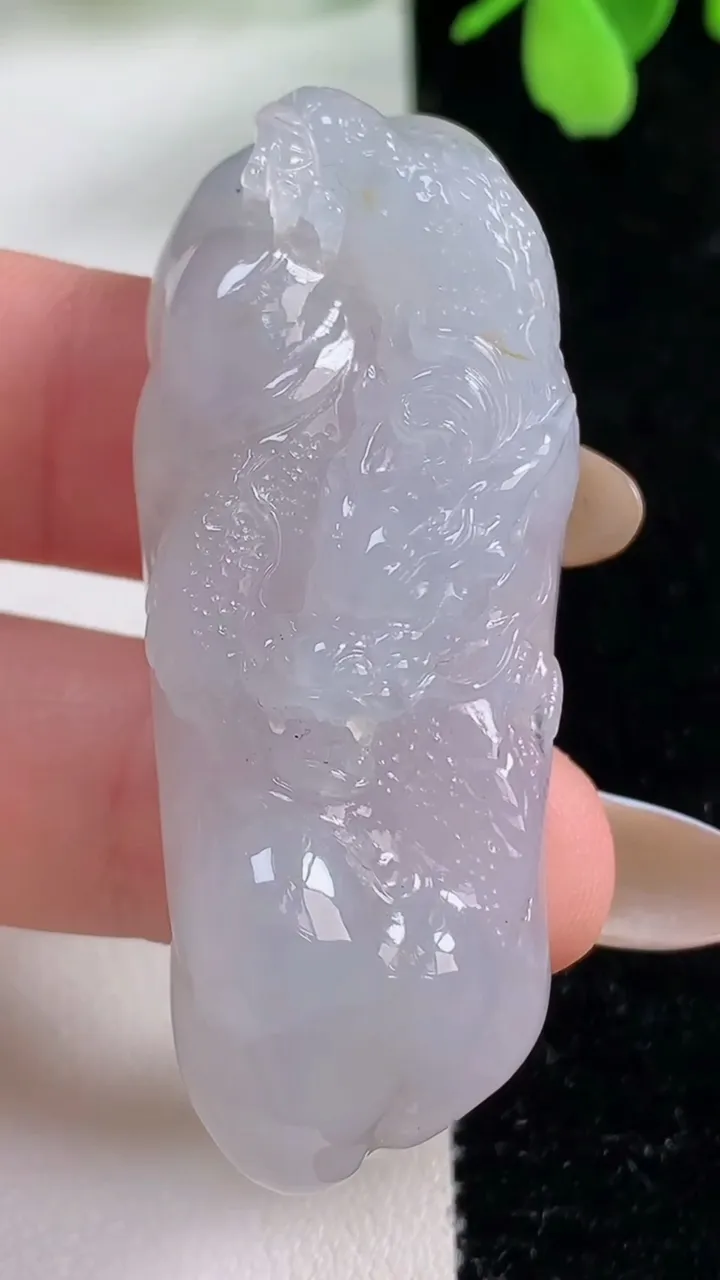 天然A货翡翠龙牌吊坠，尺寸52.6-20.7-13.2，重量:26.10g
11月3日