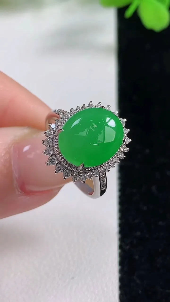 天然A货翡翠蛋面戒指，尺寸17.3-12-9.5-8.8，重量:3.88g2025年11月3日
工厂直销收藏佳品,种好水足，色泽均匀，有种有色，上手高大气！