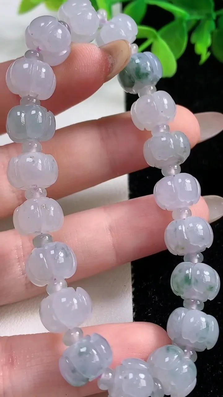 天然A货翡翠紫罗兰飘花莲花手串，尺寸10.3-7-19颗，重量:29.32g11月3日
工厂直销收藏佳品,种好水足，色泽均匀，有种有色，上手高大气！