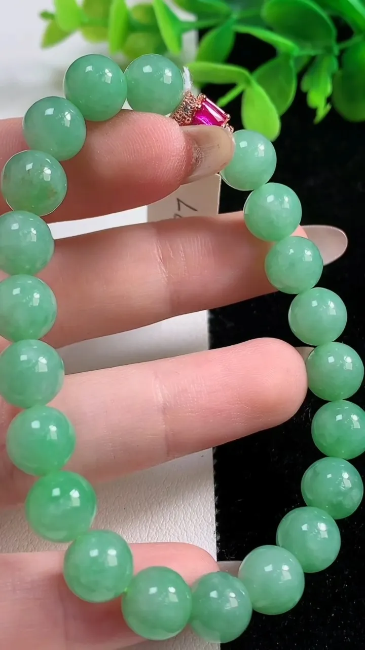 天然A货翡翠圆珠手串，尺寸8.7-21颗，重量:24.40g11月3日
工厂直销收藏佳品,种好水足，色泽均匀，有种有色，上手高大气！