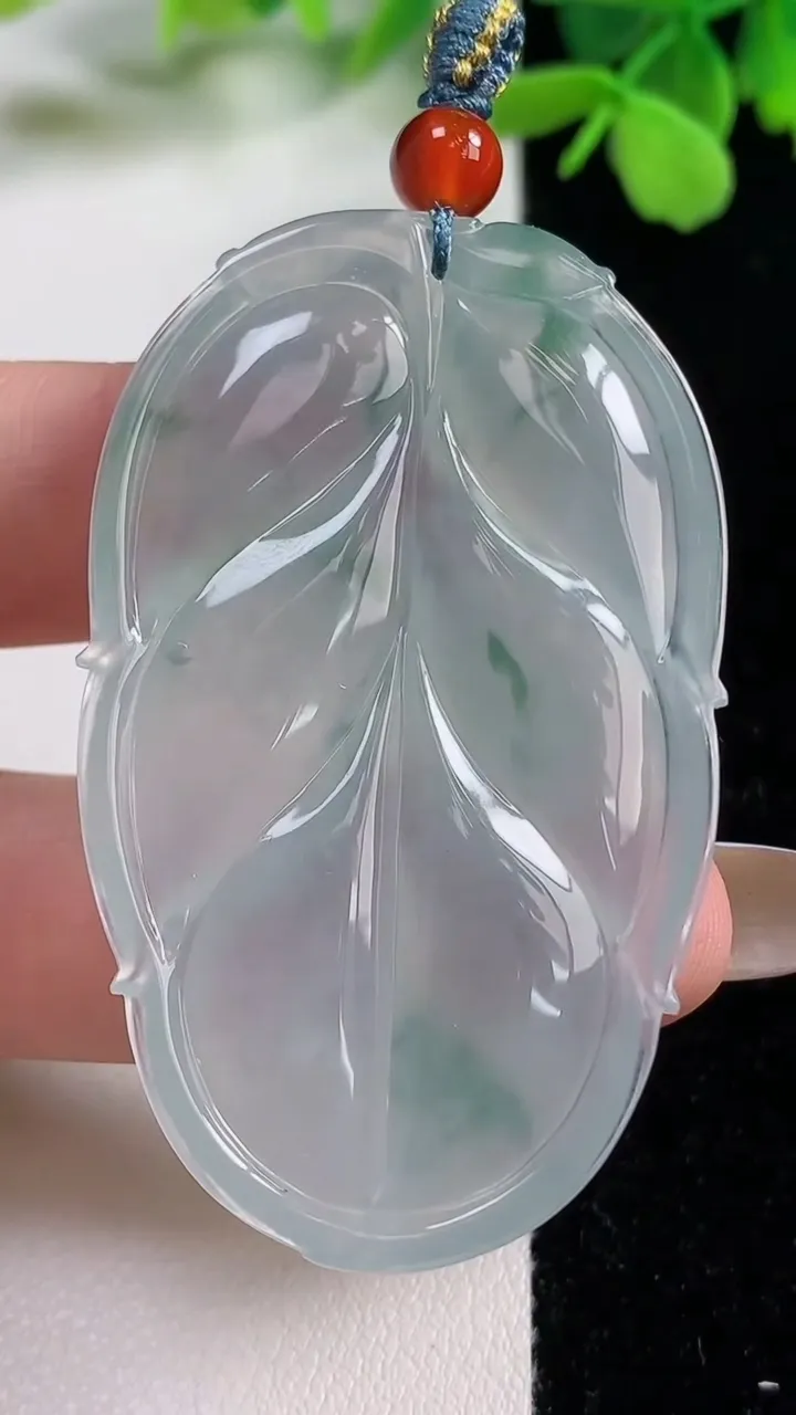 天然A货翡翠种飘花金枝玉叶 叶子吊坠，尺寸53.7-32.8-5.3，重量:21.36g
11月3日