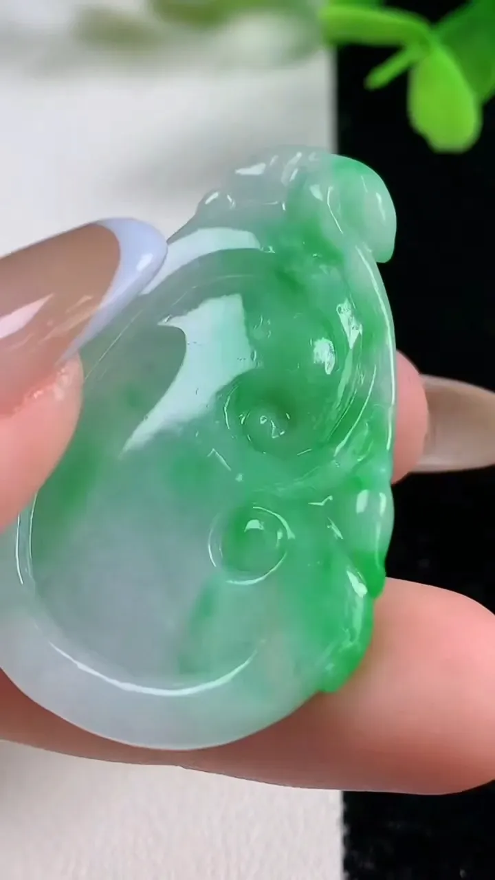 天然A货翡翠如意吊坠，尺寸44.8-28-6.8，重量:14.41g
11月3日