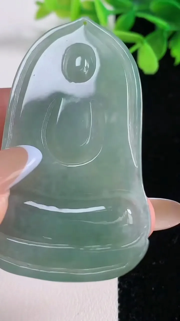 天然A货翡翠观音菩萨吊坠，尺寸61.3-34.8-5.8，重量:24.67g
11月3日