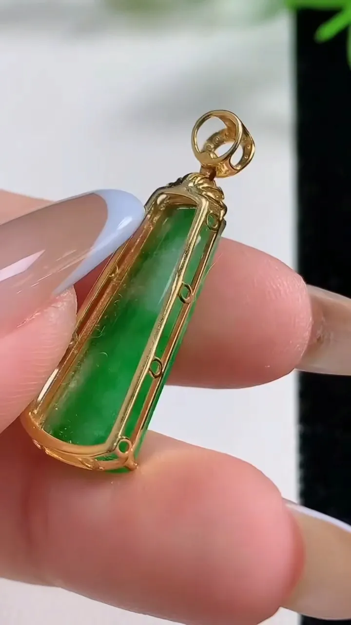 天然A货翡翠无事牌吊坠，尺寸33.4-10.5-4.6，裸石24.4-9.7重量:1.85g
11月3日