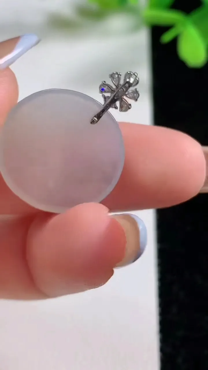 天然A货翡翠种白冰无事牌吊坠，尺寸20-2.3，重量:2.53g
11月3日