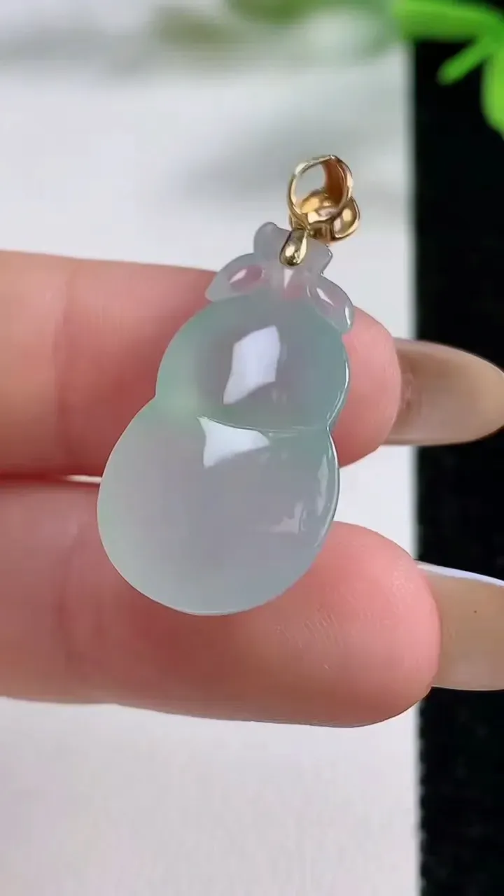 天然A货翡翠葫芦吊坠，尺寸25.6-14.7-7.7，重量:4.89g
11月3日