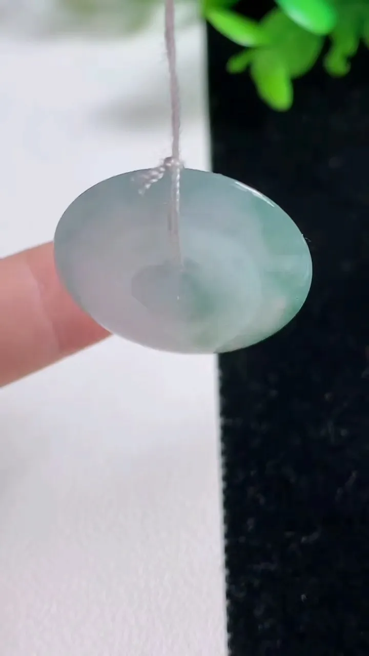 天然A货翡翠平安扣吊坠，尺寸26-5.3，重量:7.29g
11月4日