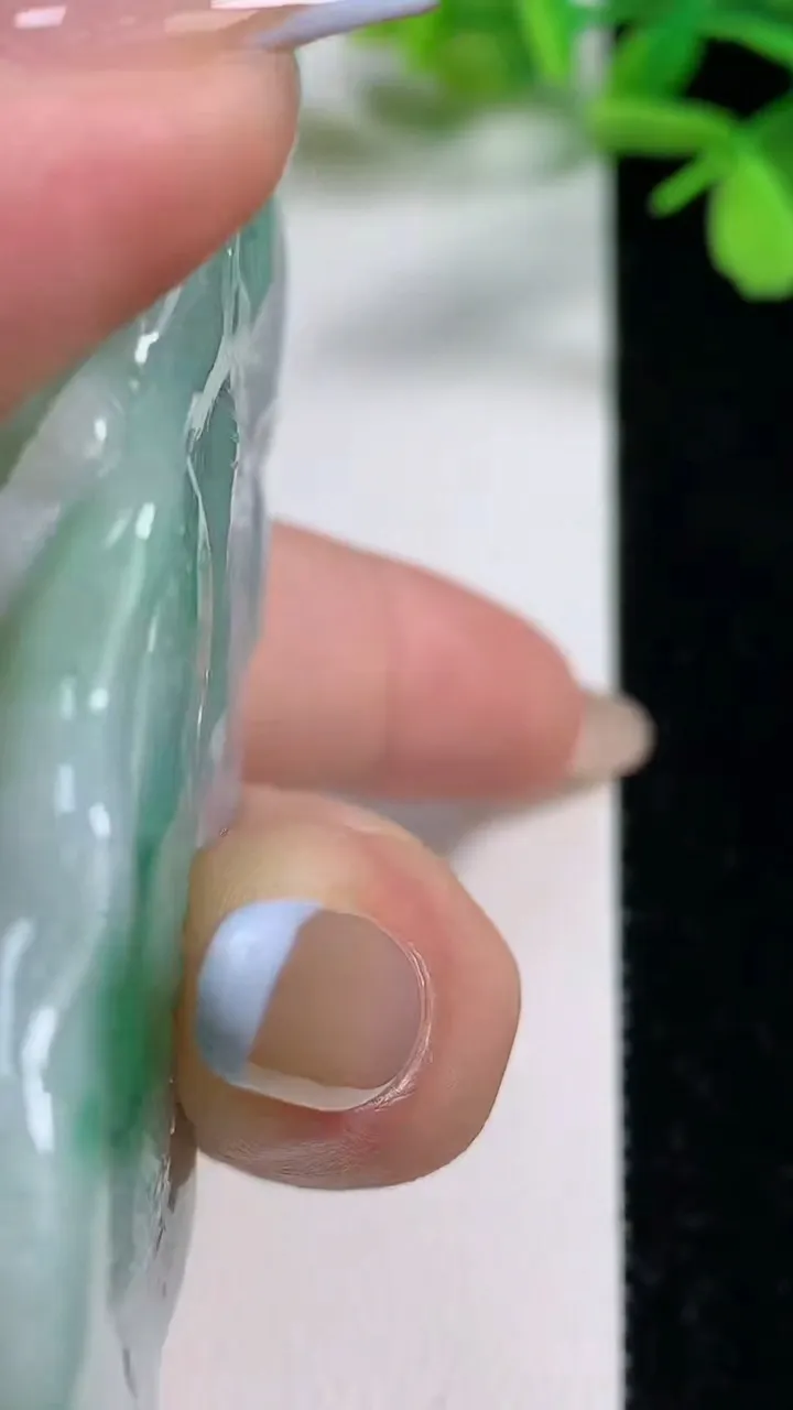 天然A货翡翠龙牌吊坠，尺寸80.3-39-11，重量:74.49g
11月3日