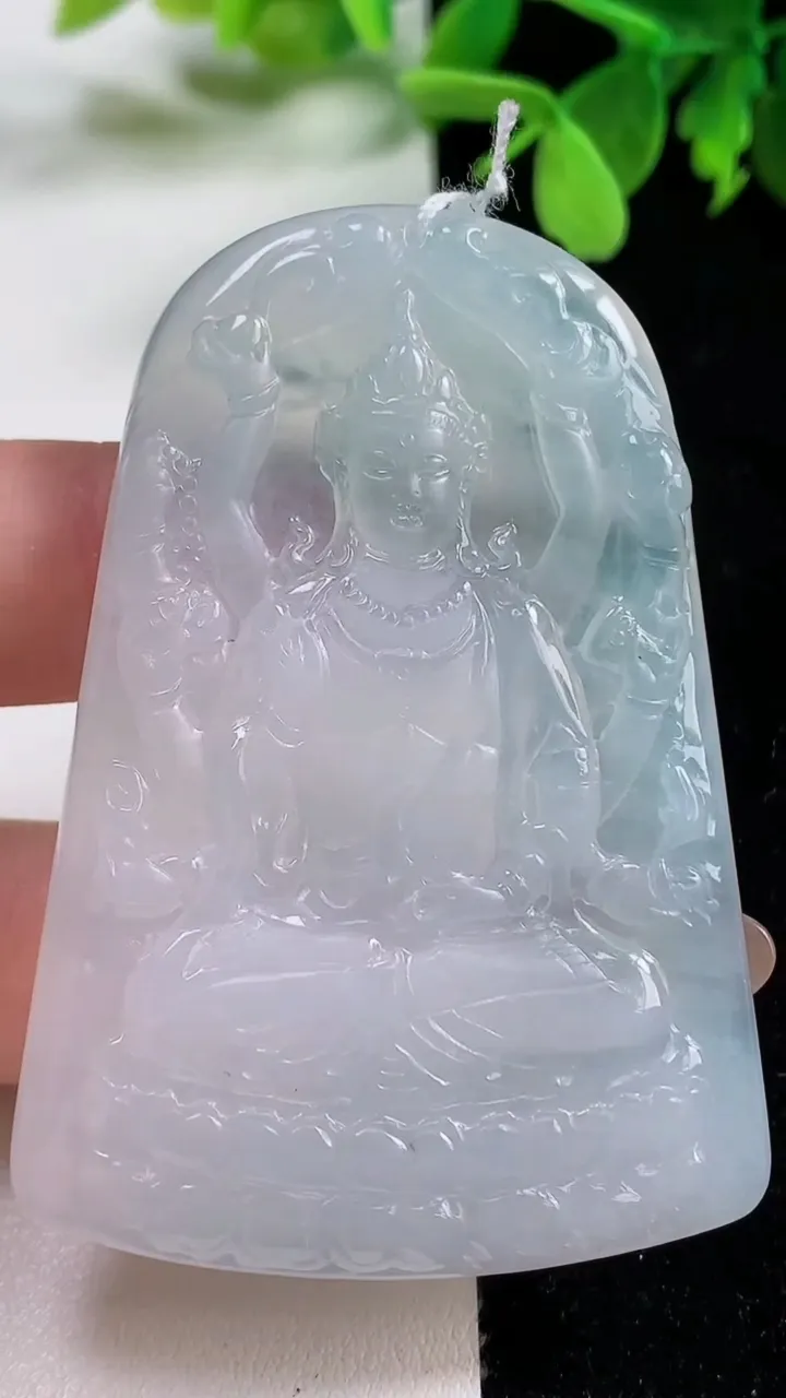 天然A货翡翠冰种飘花千手观音吊坠，尺寸61.4-43-6.1，重量:31.55g
11月3日