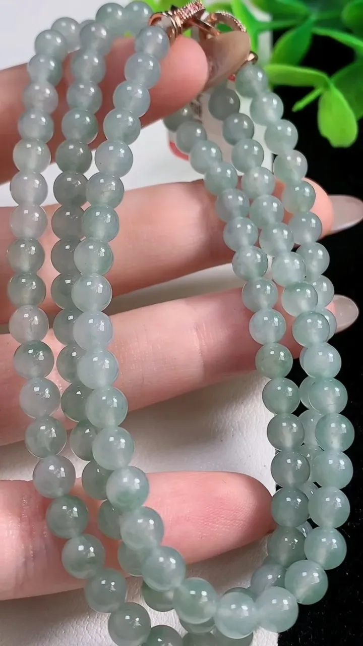 天然A货翡翠冰种飘花圆珠项链，尺寸5.4-118颗，重量:35.18g
11月3日