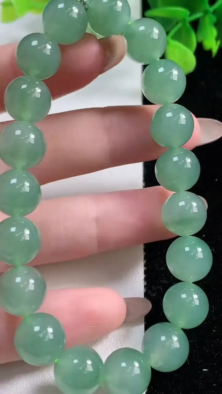 天然A货翡翠圆珠手串，尺寸10.3-19颗，重量:35.33g11月3日
工厂直销收藏佳品,种好水足，色泽均匀，有种有色，上手高大气！