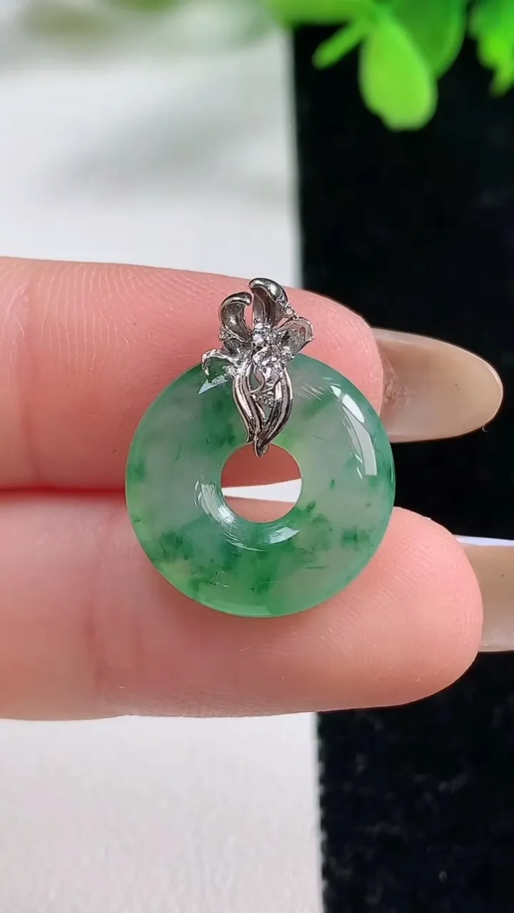 天然A货翡翠平安环吊坠，尺寸16.8-3.9，重量:2.53g
11月3日