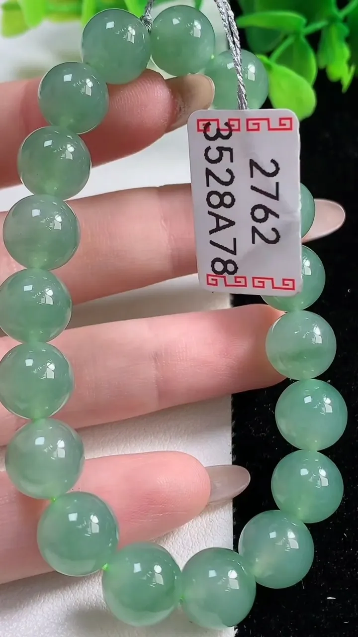 天然A货翡翠圆珠手串，尺寸10.3-19颗，重量:35.33g11月3日
工厂直销收藏佳品,种好水足，色泽均匀，有种有色，上手高大气！
