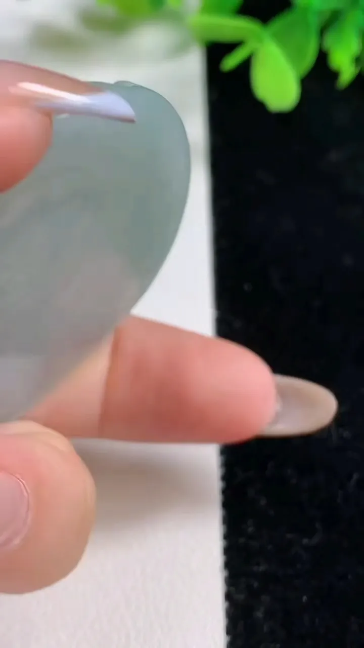 天然A货翡翠冰种飘花大势至菩萨吊坠，尺寸58.8-42-6，重量:31.05g
11月3日