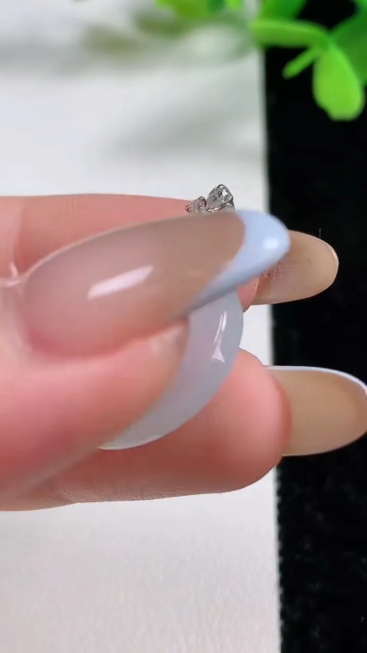 天然A货翡翠种白冰无事牌吊坠，尺寸20-2.3，重量:2.53g
11月3日