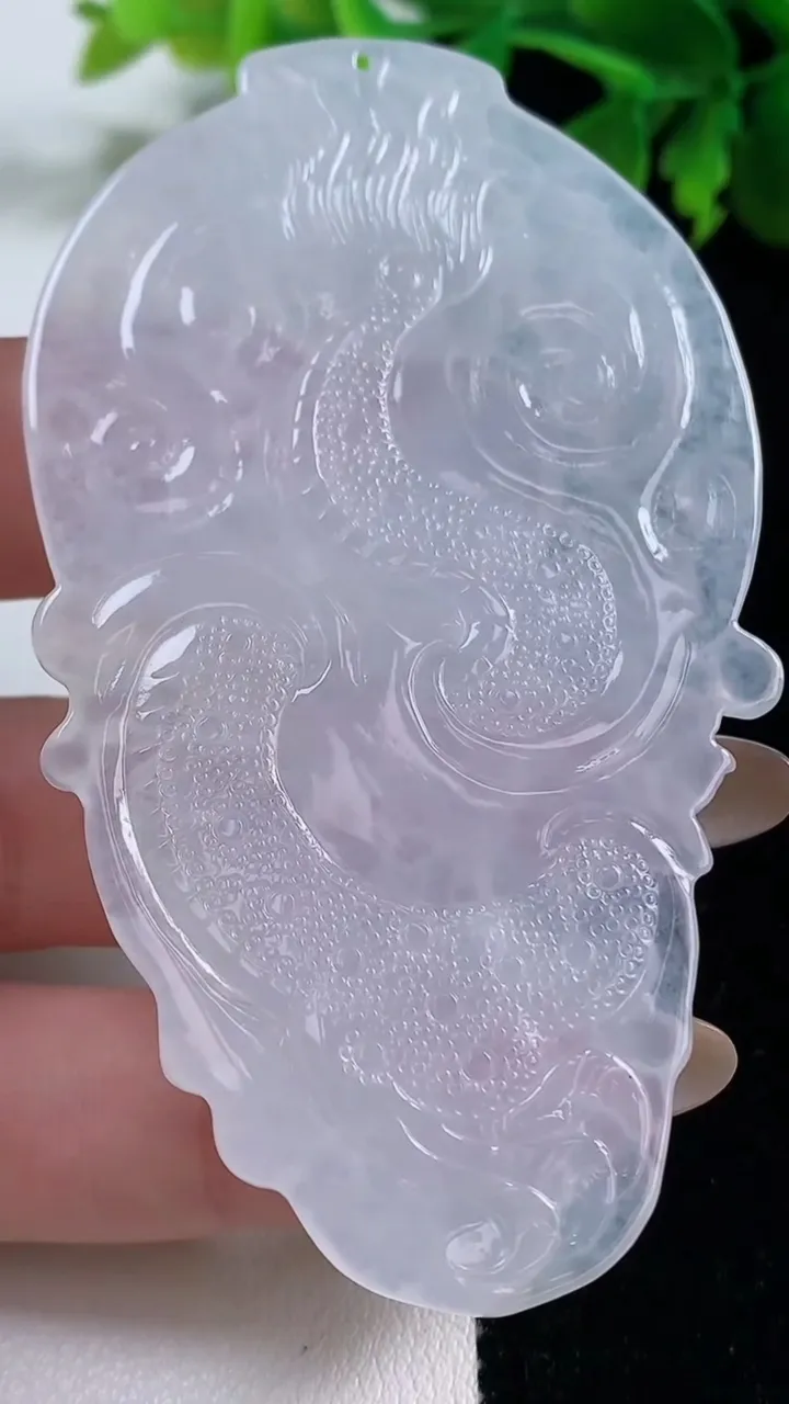 天然A货翡翠御龙千手观音吊坠，尺寸79.5-45.5-6，重量:35.26g
11月3日