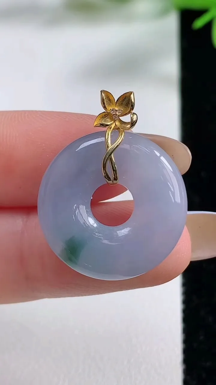 天然A货翡翠18K金紫罗兰飘花平安环吊坠，尺寸20.8-5.1，重量:5.14g
11月3日