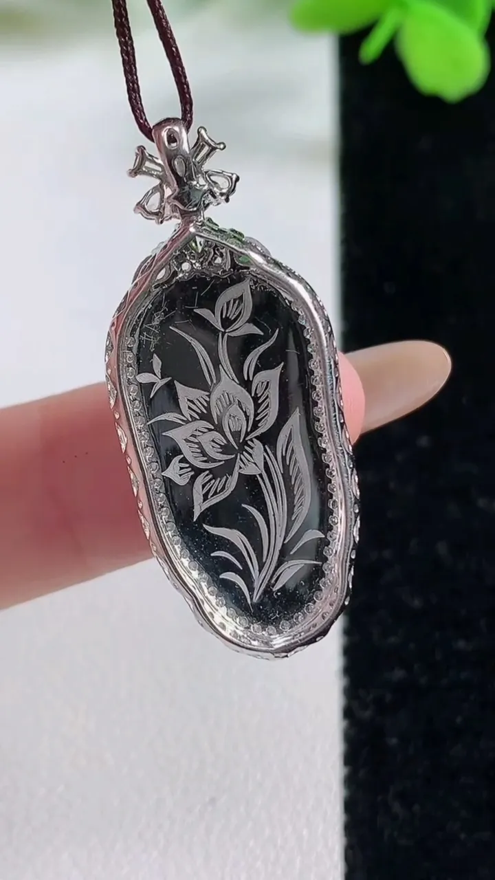 天然A货翡翠金枝玉叶 叶子耳坠，尺寸35-15-6.8，裸石23.4-10.7重量:3.80g
11月3日