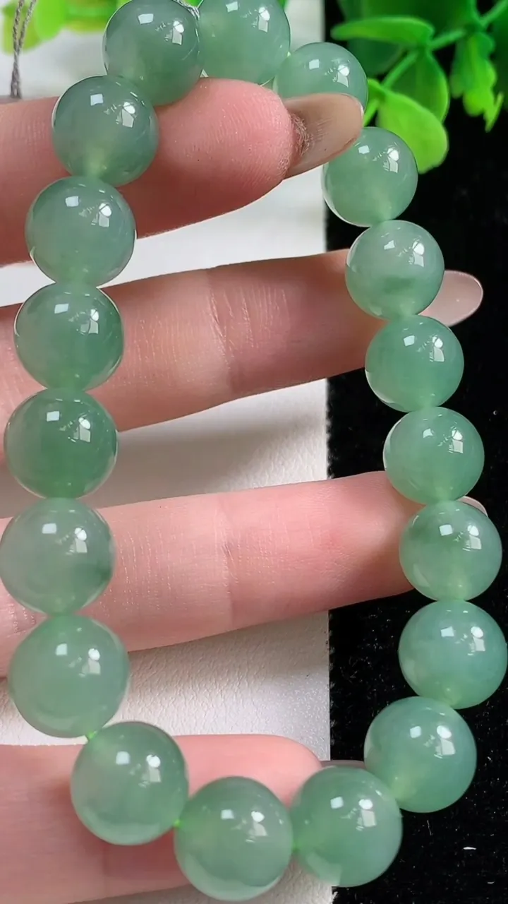 天然A货翡翠圆珠手串，尺寸10.3-19颗，重量:35.33g11月3日
工厂直销收藏佳品,种好水足，色泽均匀，有种有色，上手高大气！