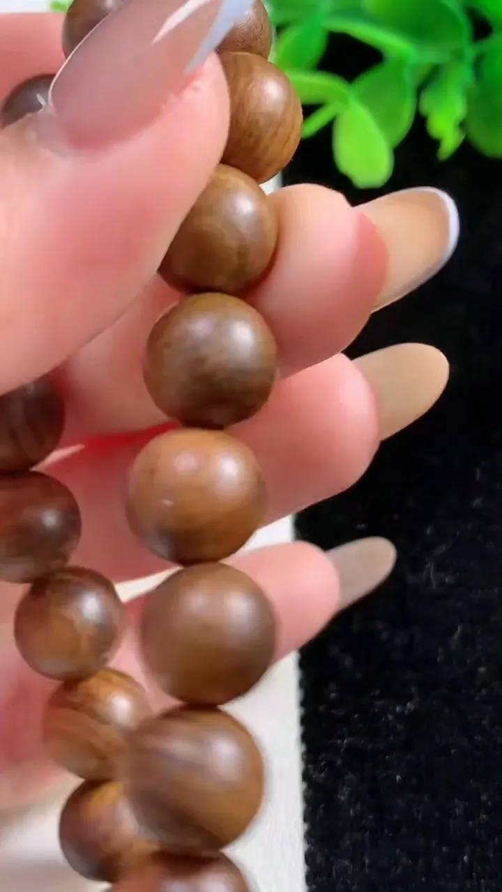 天然A货翡翠种白冰圆珠手串，尺寸12，重量:13.59g11月3日
工厂直销收藏佳品,种好水足，色泽均匀，有种有色，上手高大气！