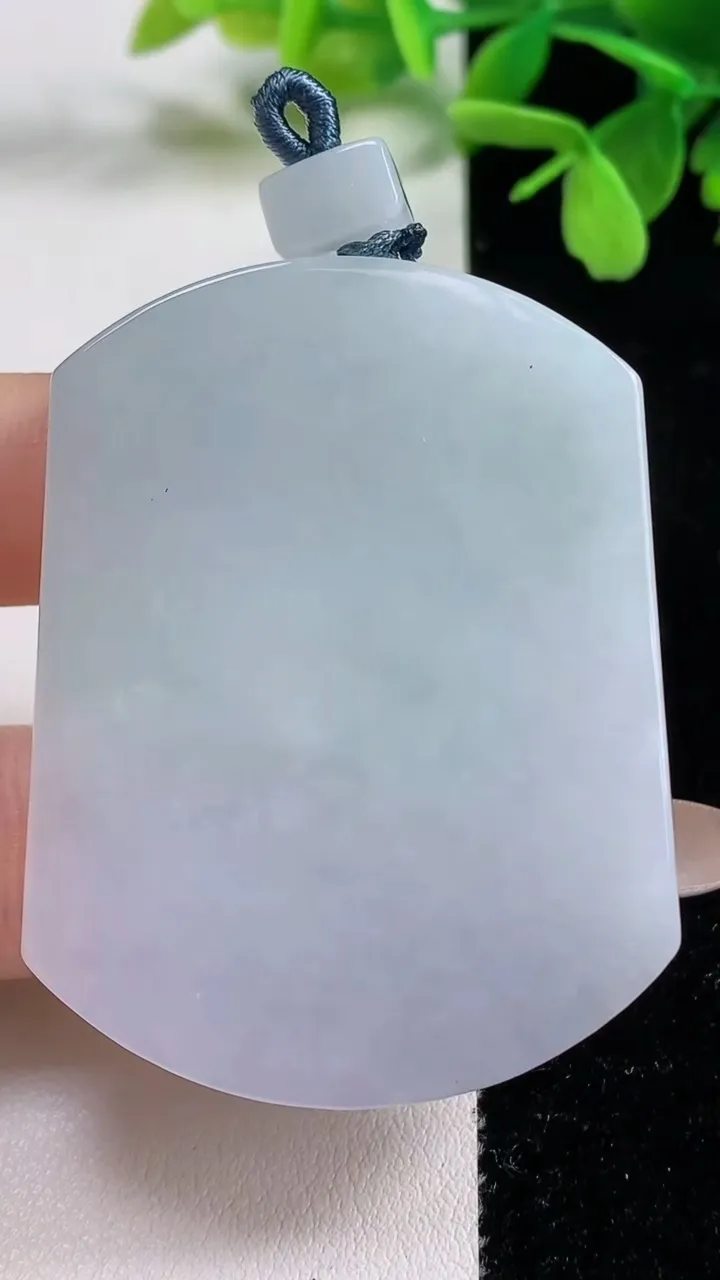 天然A货翡翠紫罗兰无事牌吊坠，尺寸53.8-40.8-6.3，重量:38.66g
11月3日