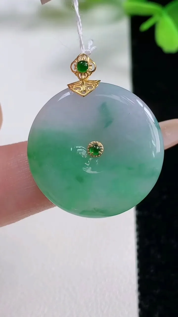 天然A货翡翠平安扣吊坠，尺寸24.5-4，重量:5.68g
11月3日