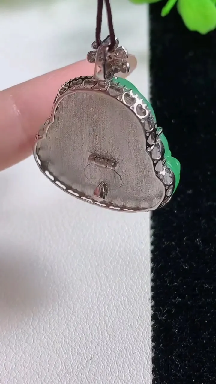 天然A货翡翠佛公吊坠，尺寸33.3-25.2-27-8.7，重量:9.73g
11月3日