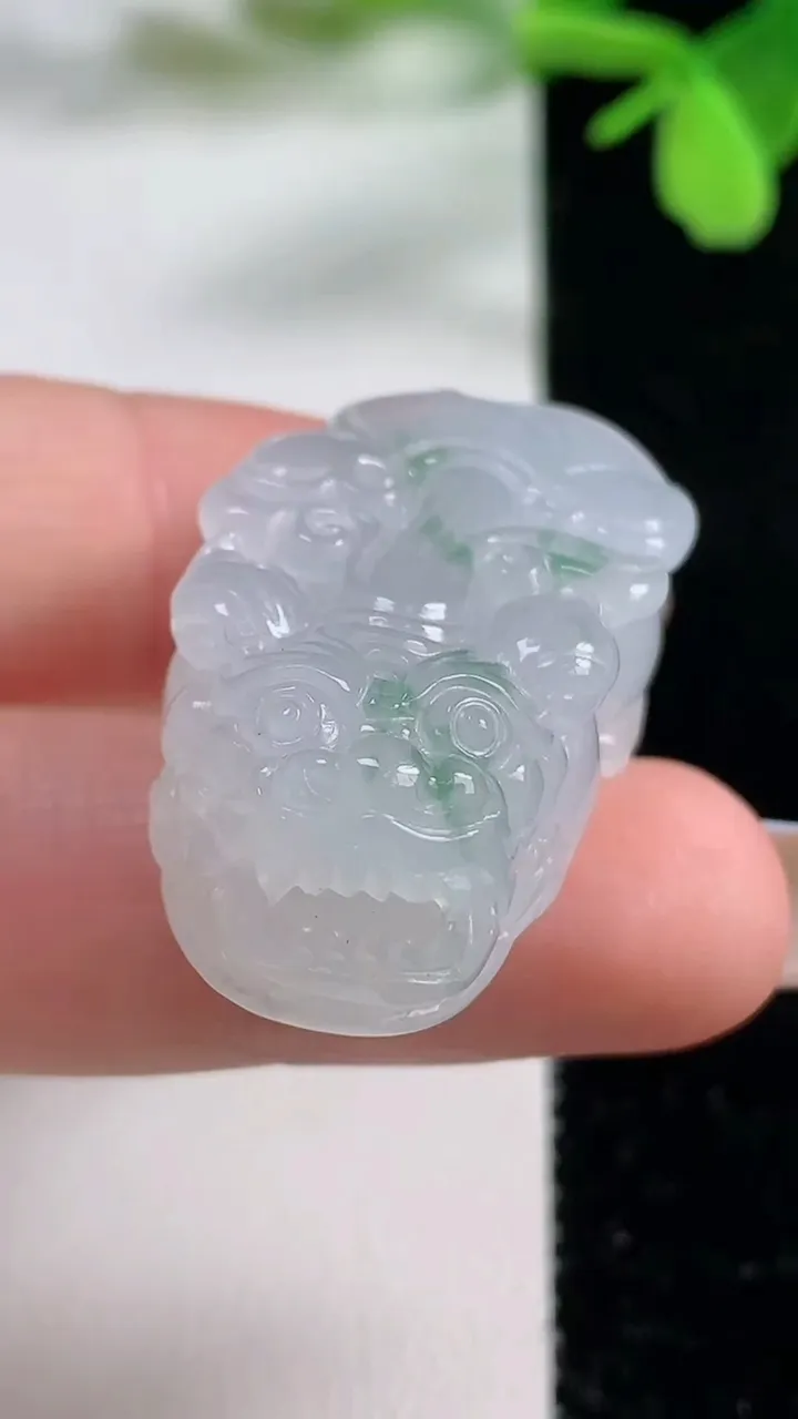天然A货翡翠冰种飘花貔貅吊坠，尺寸35.2-18-11.6，重量:17.22g
11月3日