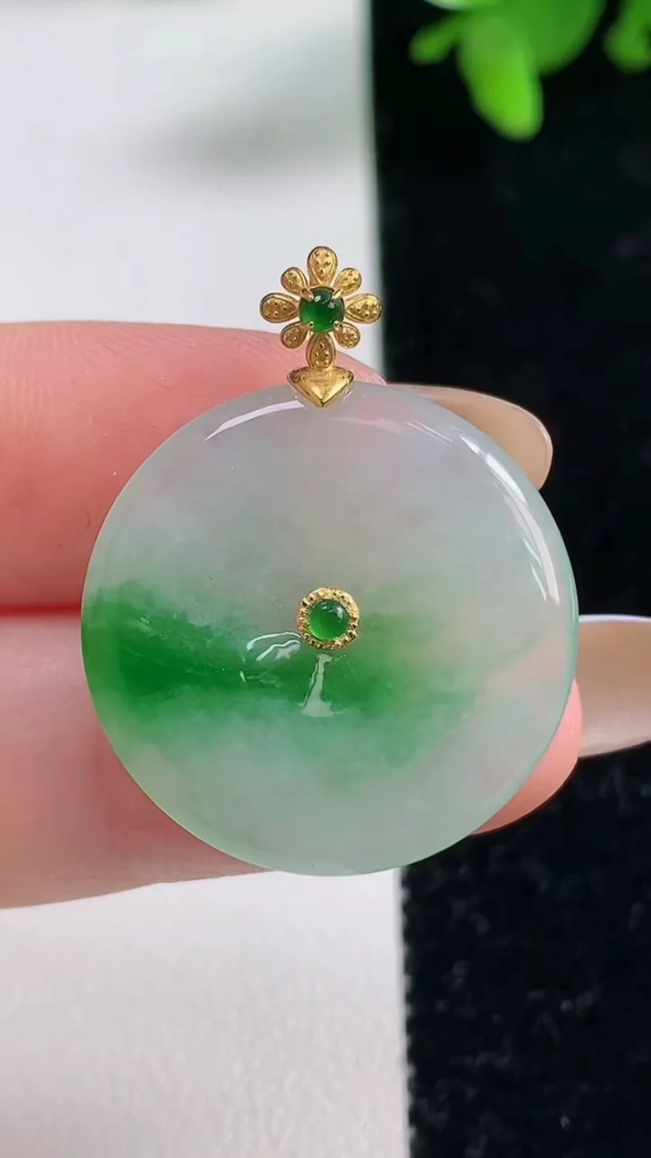 天然A货翡翠平安扣吊坠，尺寸24-3.8，重量:5.38g
11月3日