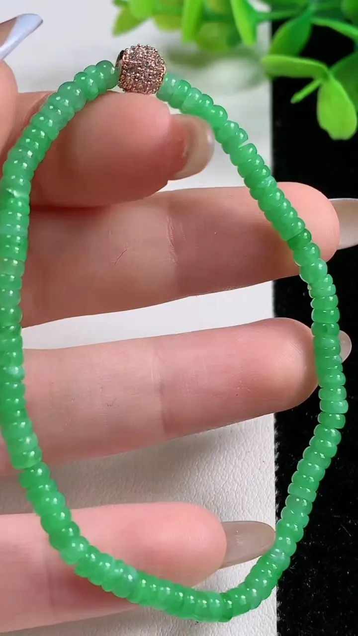 天然A货翡翠算盘珠手串，尺寸3.6-2-97颗，重量:5.48g11月3日
工厂直销收藏佳品,种好水足，色泽均匀，有种有色，上手高大气！