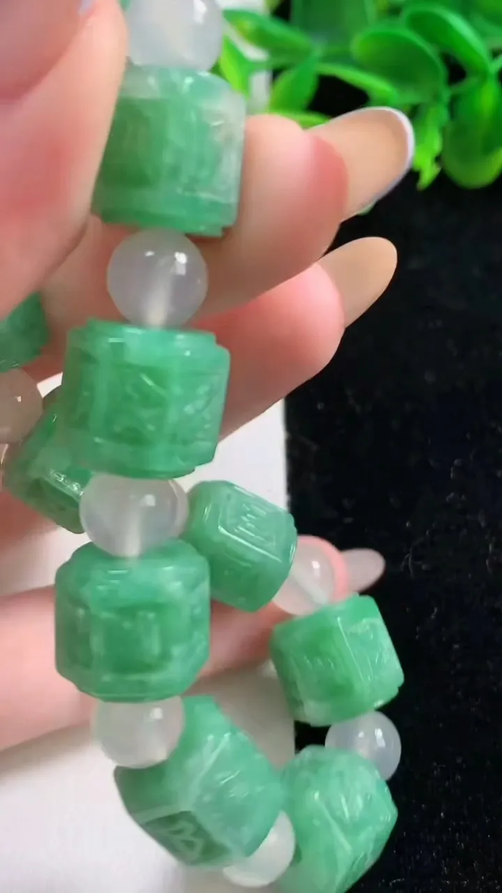 天然A货翡翠六字真言 路路通手串，尺寸11.8-11.7-11颗，重量:53.17g11月3日
工厂直销收藏佳品,种好水足，色泽均匀，有种有色，上手高大气！