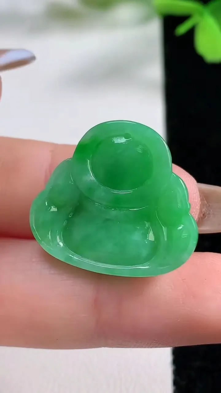 天然A货翡翠佛公吊坠，尺寸21.6-23.6-6.3，重量:4.84g
11月3日