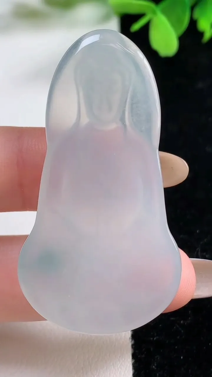 天然A货翡翠冰种飘花素衣观音吊坠，尺寸52.4-28-5.1，重量:12.75g
11月3日