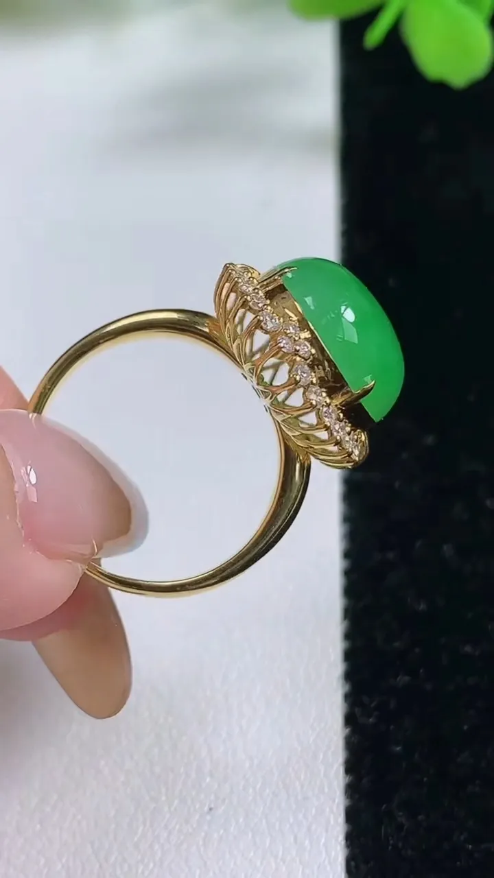 天然A货翡翠蛋面戒指，尺寸18.4-18.2-13.5-11，重量:6.86g2025年11月3日
工厂直销收藏佳品,种好水足，色泽均匀，有种有色，上手高大气！