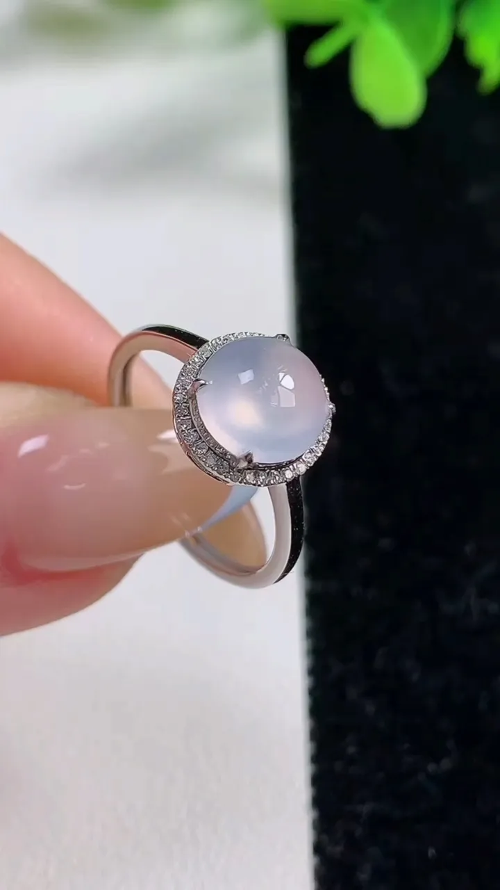 天然A货翡翠种白冰蛋面戒指，尺寸17.4-8.6-7.8-6，重量:1.66g2025年11月3日
