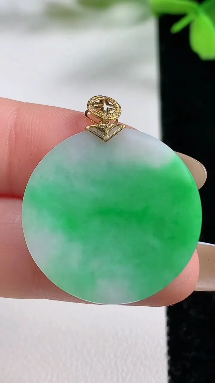 天然A货翡翠无事牌吊坠，尺寸26.2-1.9，重量:3.99g
11月3日
