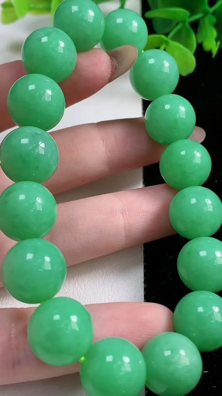 天然A货翡翠圆珠手串，尺寸12.8-16颗，重量:60.54g11月3日
工厂直销收藏佳品,种好水足，色泽均匀，有种有色，上手高大气！