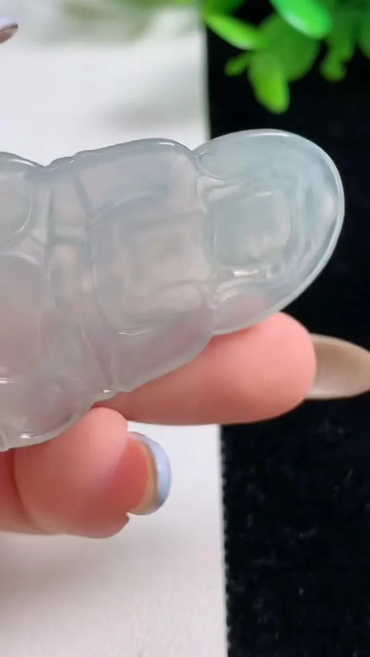 天然A货翡翠观音菩萨吊坠，尺寸47.2-31.6-4.8，重量:12.45g
11月3日