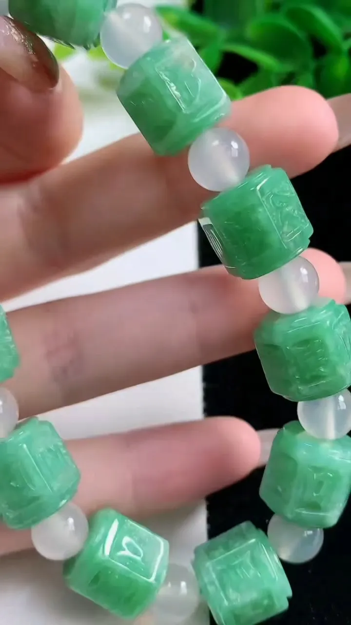 天然A货翡翠六字真言 路路通手串，尺寸11.8-11.7-11颗，重量:53.17g11月3日
工厂直销收藏佳品,种好水足，色泽均匀，有种有色，上手高大气！