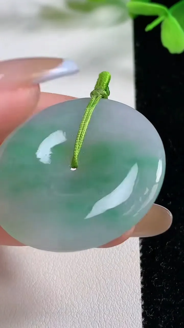 天然A货翡翠平安扣吊坠，尺寸38.5-5.8，重量:17.31g
11月3日