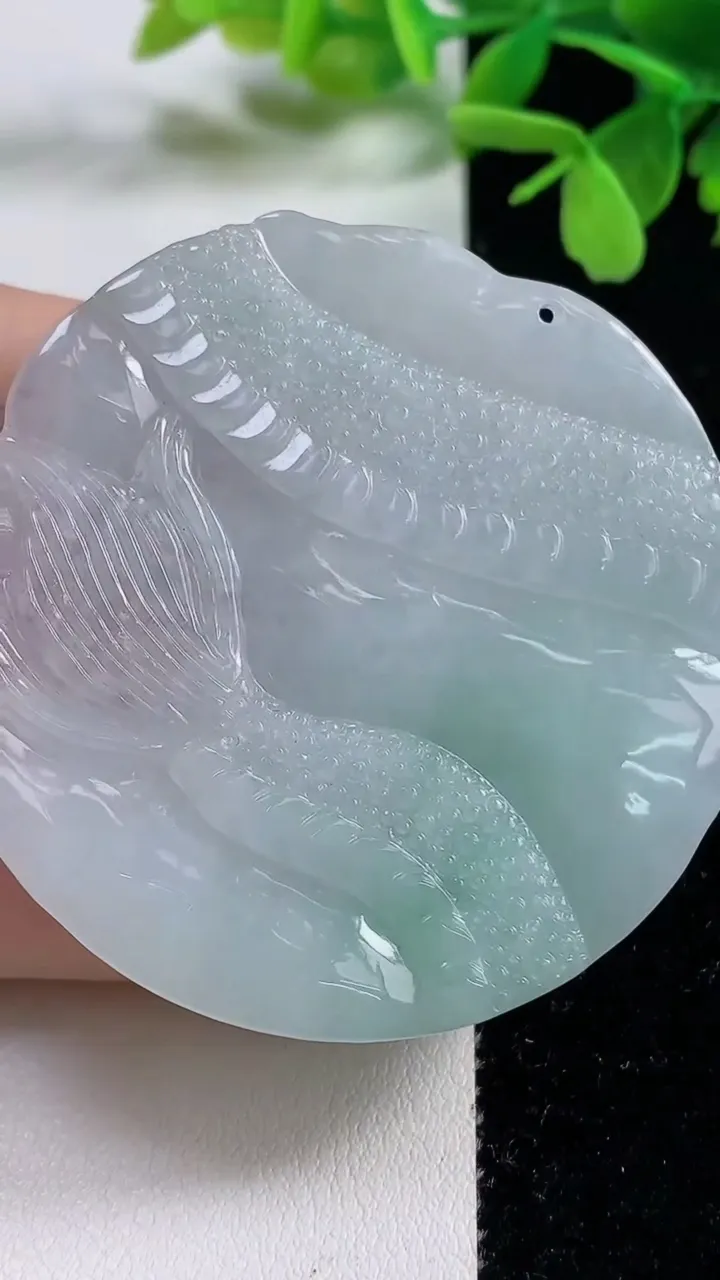 天然A货翡翠龙牌吊坠，尺寸54.6-11.2，重量:58.94g
11月3日