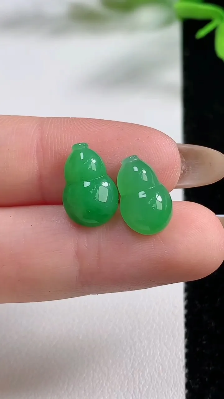 天然A货翡翠葫芦镶嵌件一对，尺寸12.8-6.7-4.2，重量:1.66g
11月3日