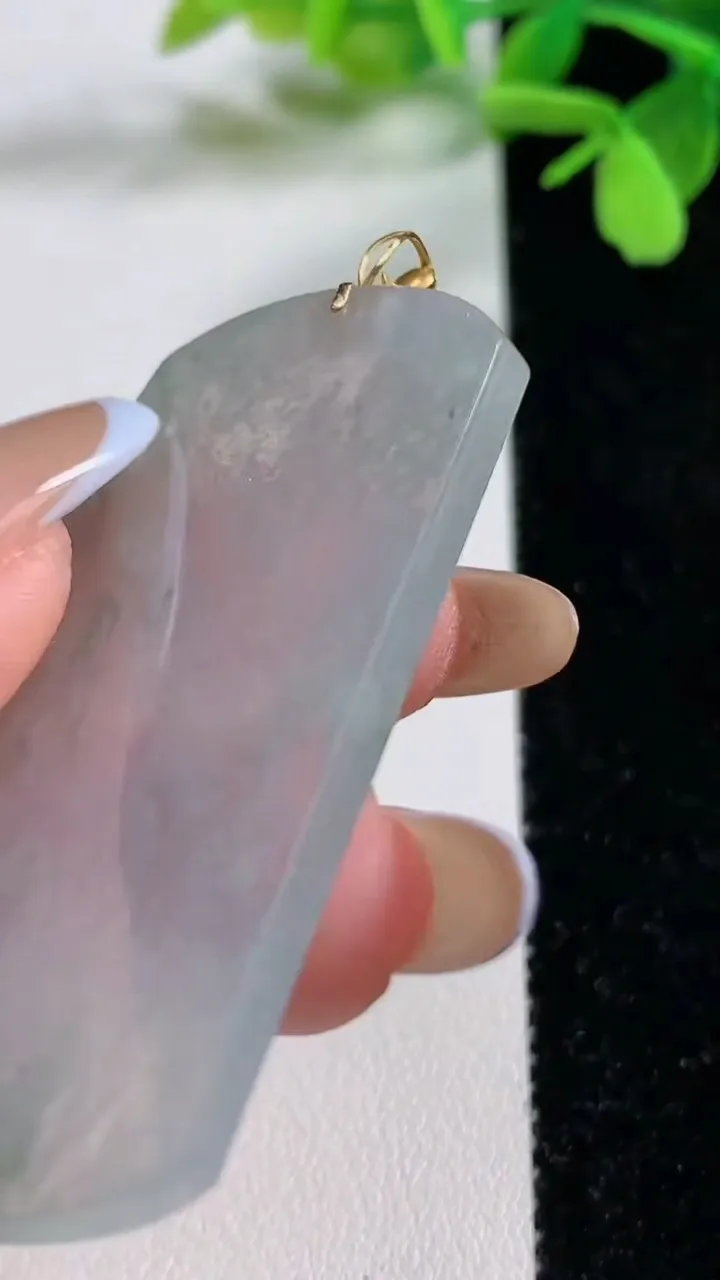 天然A货翡翠种飘花无事牌吊坠，尺寸547-35.4-3.8，重量:17.25g
11月3日